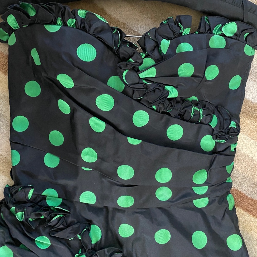 Sleeveless dress in green polka dot